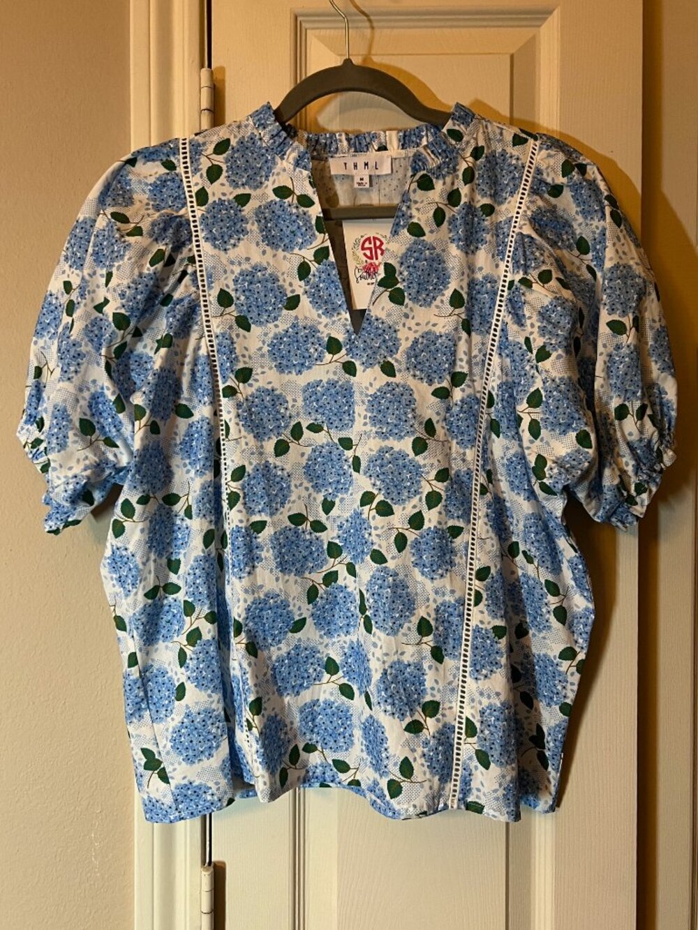 NWT Women’s THMI White & Blue Hydrangea Floral Blouse Top Puff Sleeves - Medium